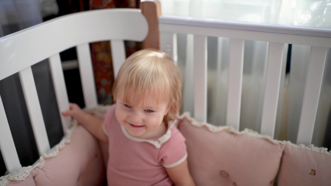 可爱的1岁婴儿床视频素材