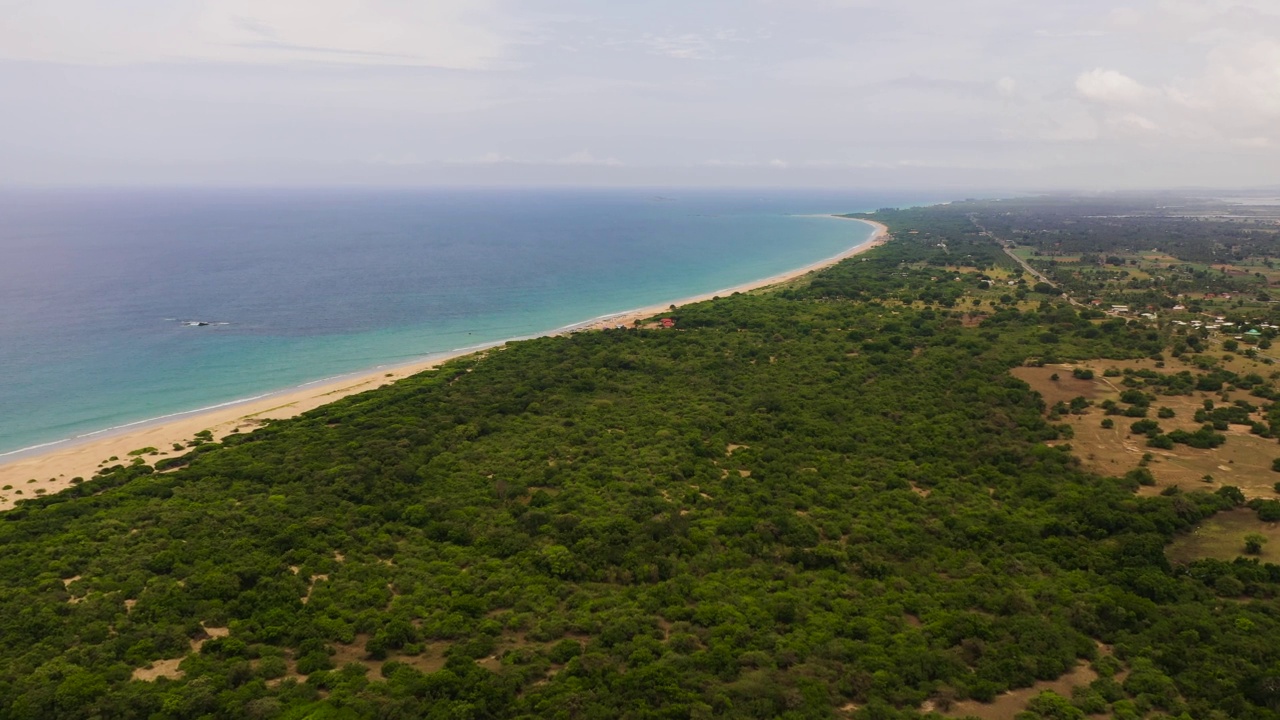 热带景观与美丽的海滩俯瞰。热带海滩风景。斯里兰卡。视频素材