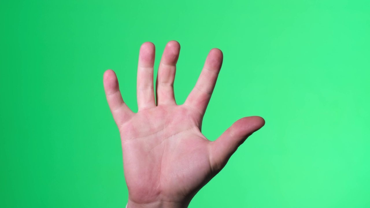 一名男子在绿色屏幕上握手。铬合金屏幕上的手部动作视频下载