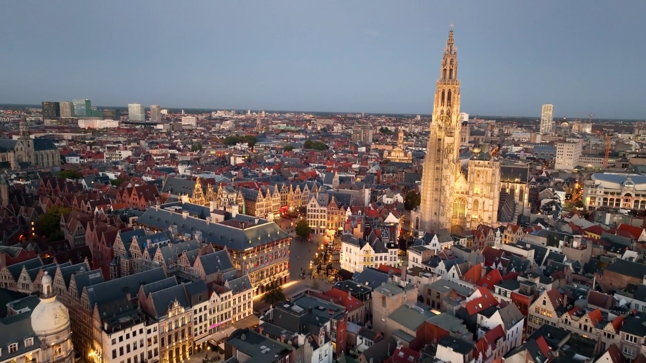 4K鸟瞰安特卫普的城市景观，哥特式风格的地标安特卫普圣母大教堂和历史悠久的欧洲比利时城市中心视频素材