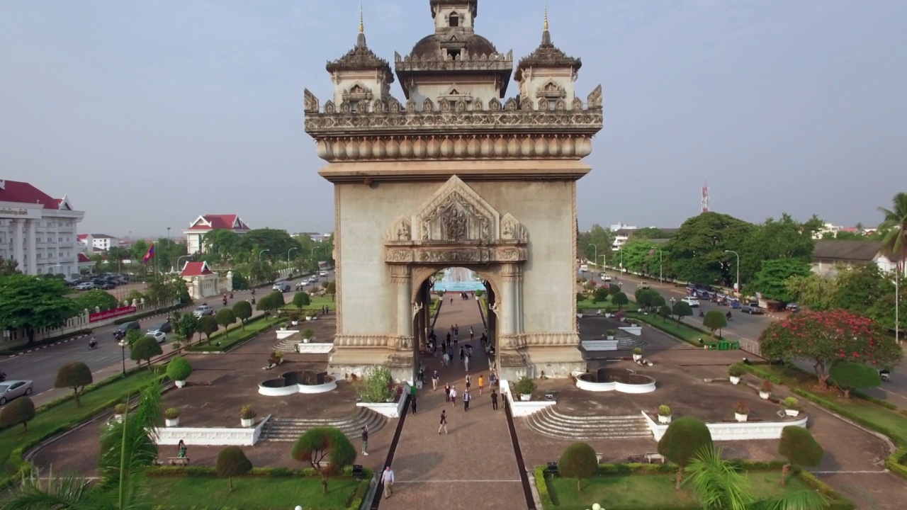 老挝万象帕图塞公园的帕图塞国家地标帕图塞胜利门周围的人群和交通鸟瞰图视频下载