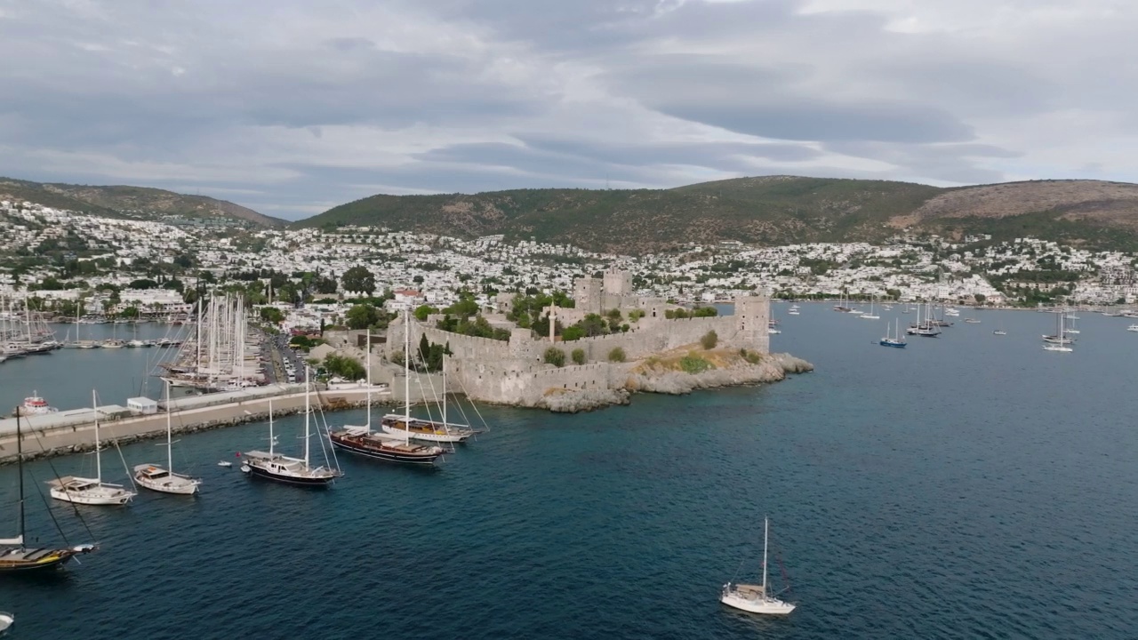 博德鲁姆城堡鸟瞰图，海边的城市城堡，海上的历史城堡，港口城堡，土耳其最受欢迎的度假城市，希腊群岛视频素材