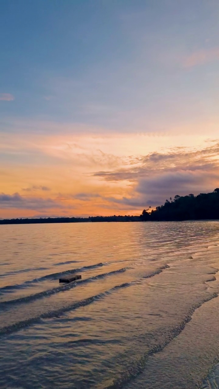 泰国热带岛屿Koh Mak海滩上的日落视频素材