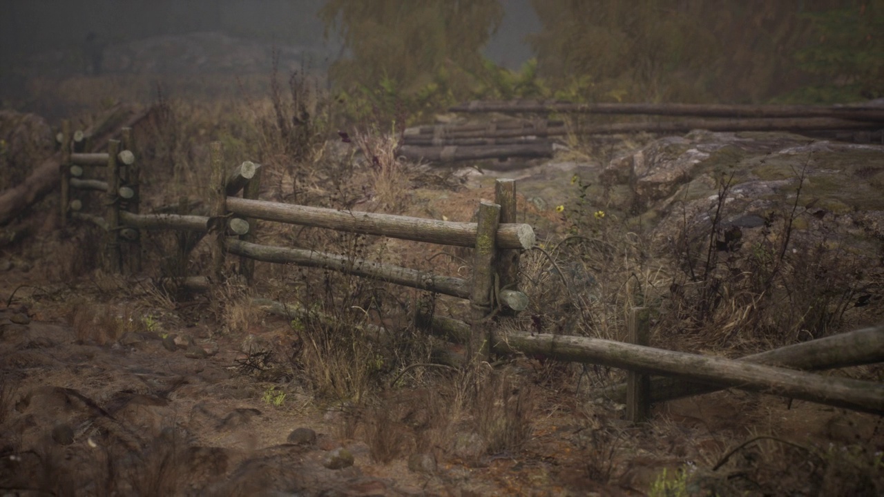 一道古老的木栅栏，后面是一片乡间田野视频素材