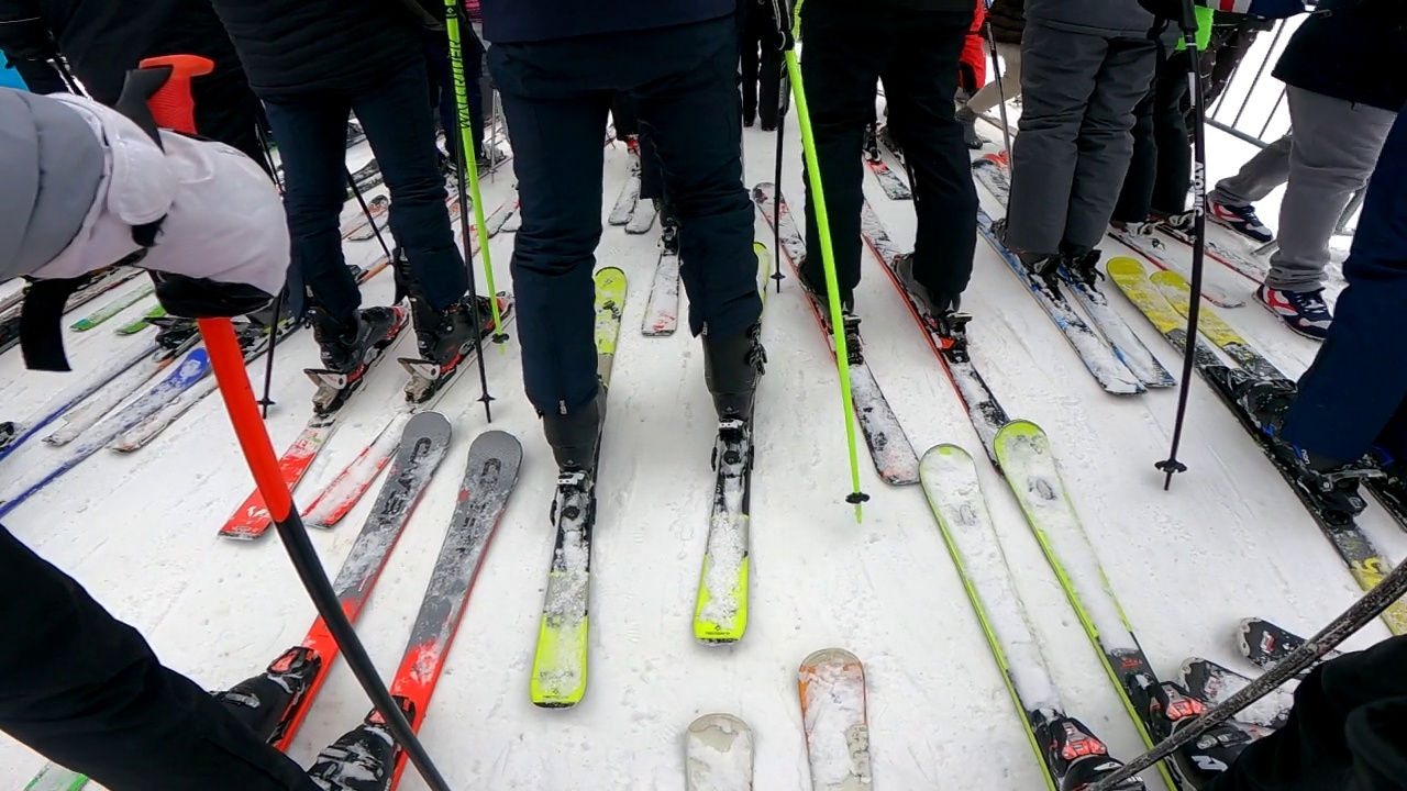 排队登上滑雪缆车的滑雪者视频下载