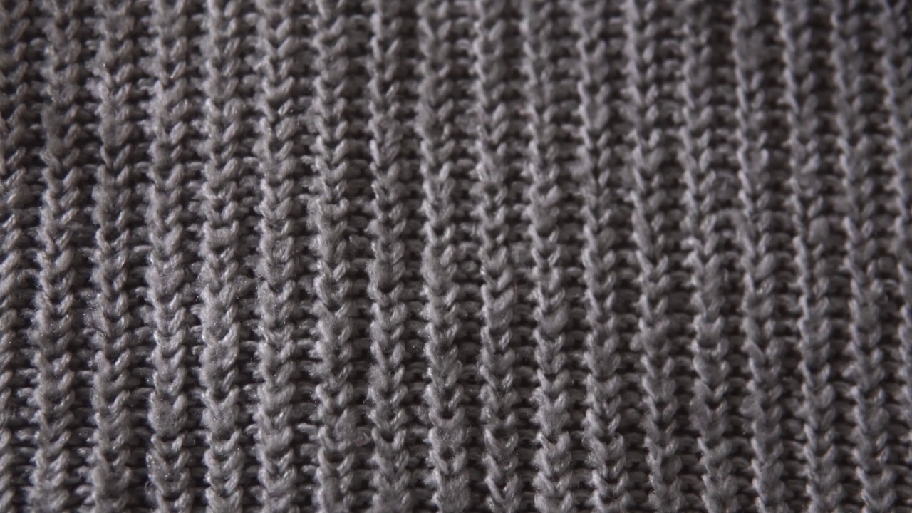 针织灰色亚克力面料全景详图。毛衣，保暖格纹，围巾。视频下载