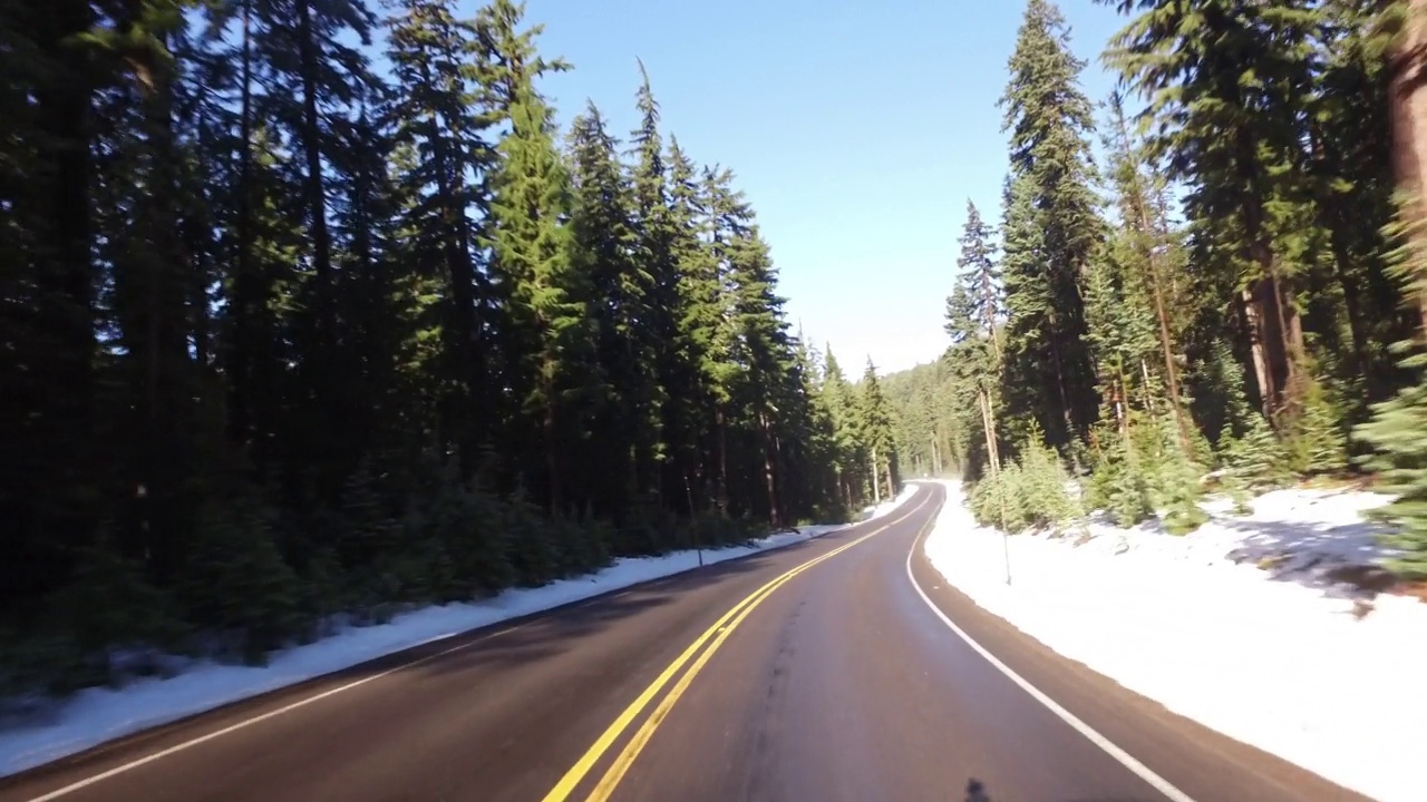 在雪路上开车:火山口湖国家公园视频下载