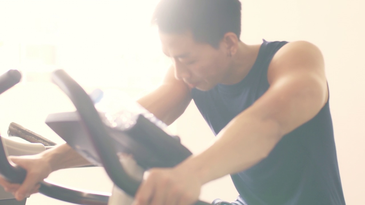 男人在健身房锻炼视频素材