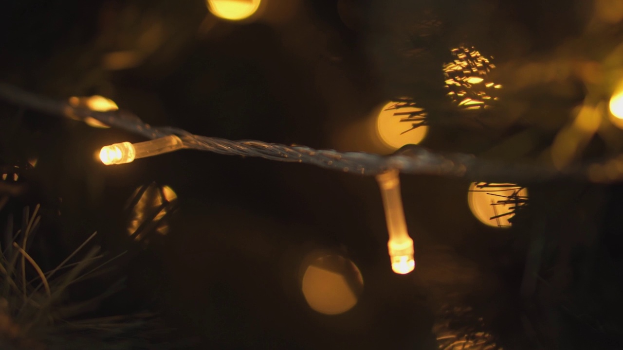 圣诞树的散景背景。模糊的童话新年之光。闪闪发光的抽象彩色圆圈使节日彩灯散焦。没有重点的装饰，主题和概念冬季背景。视频素材