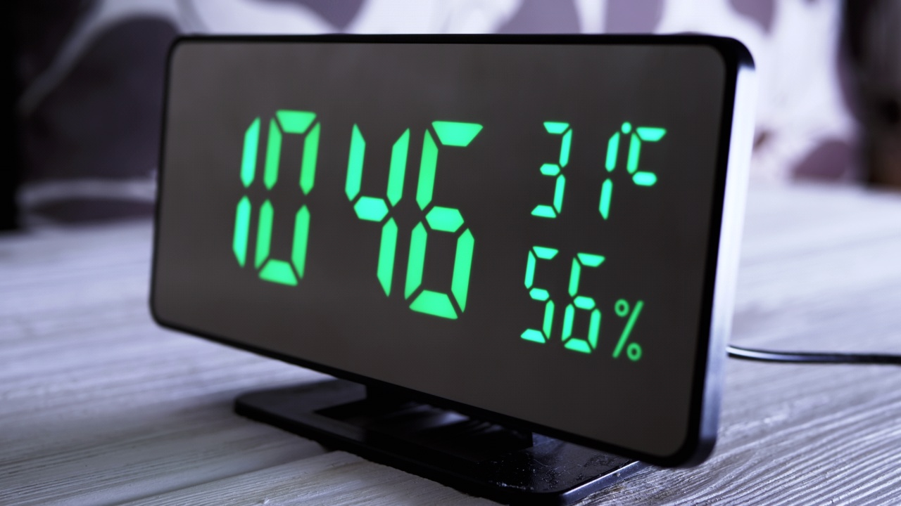 数字时钟显示时间在绿色显示屏10:46上午，温度，空气湿度视频下载