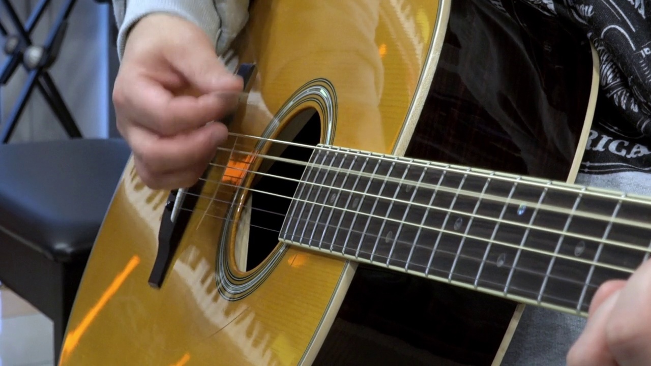 音乐家用调解人弹奏原声吉他视频下载