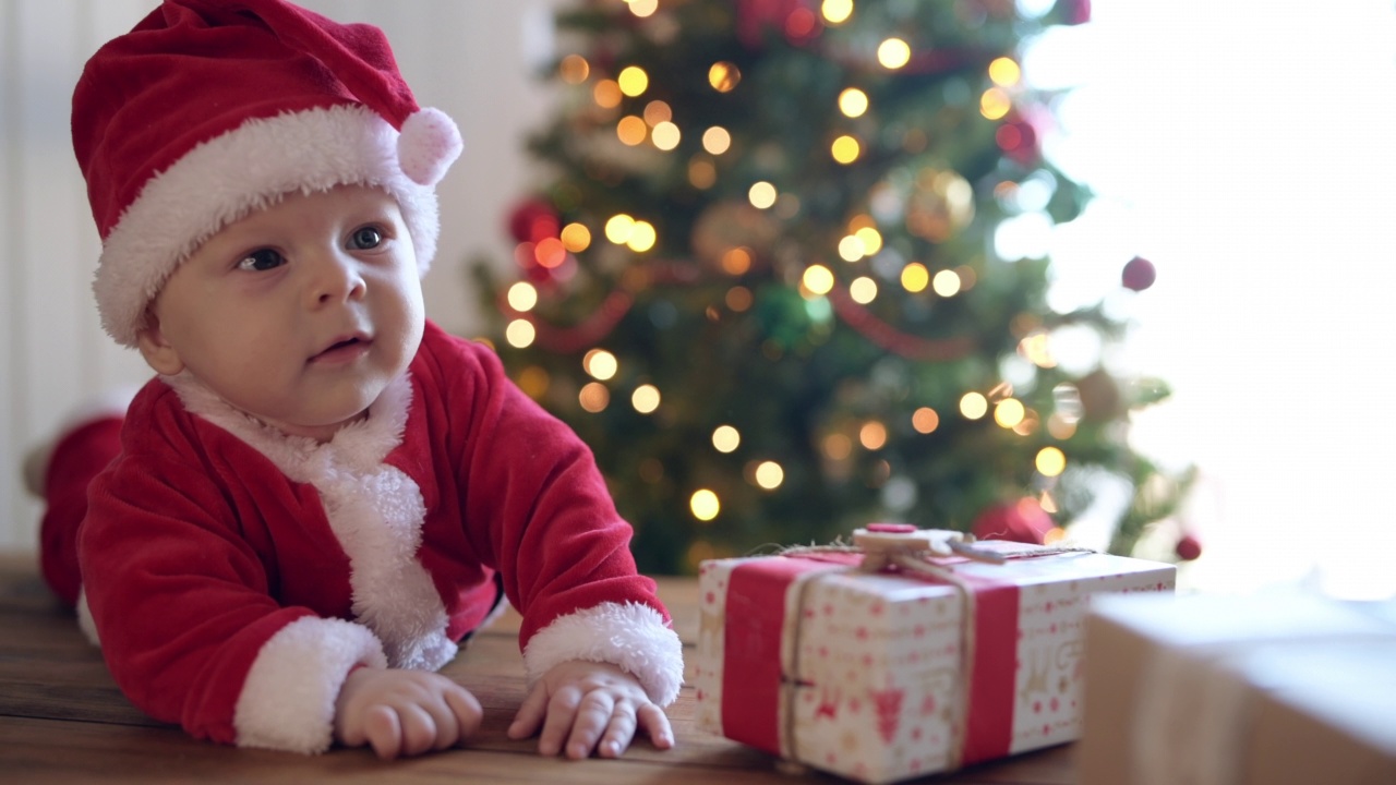 可爱的宝宝穿得像圣诞老人。视频下载