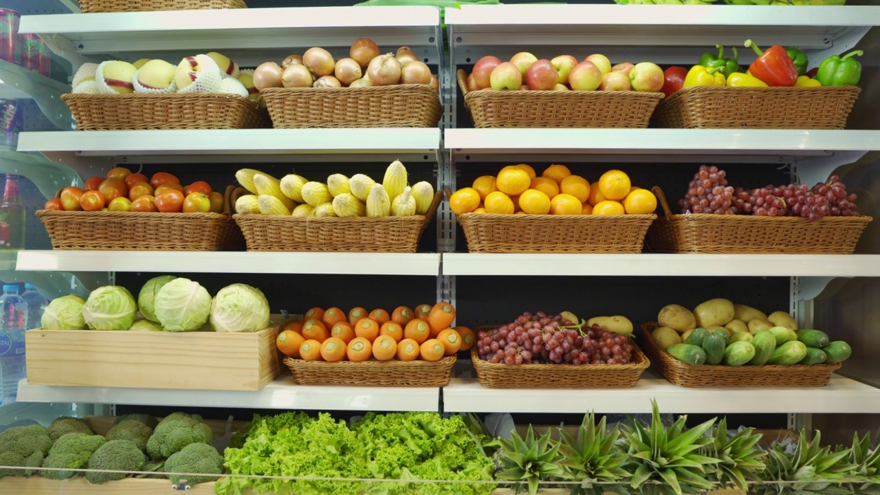 把货架上篮子里的新鲜蔬菜和水果的存货缩小，准备开超市。视频素材