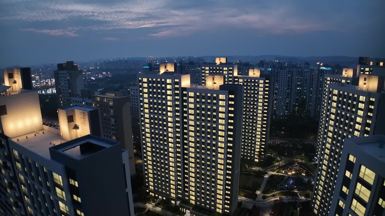 韩国京畿道平泽市公寓及附近公寓园区的照明仪式活动视频下载