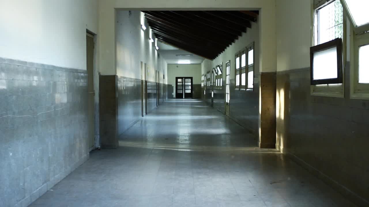 空荡荡的学校走廊，阿根廷布宜诺斯艾利斯一所公立学校空荡荡的走廊。放大。视频素材