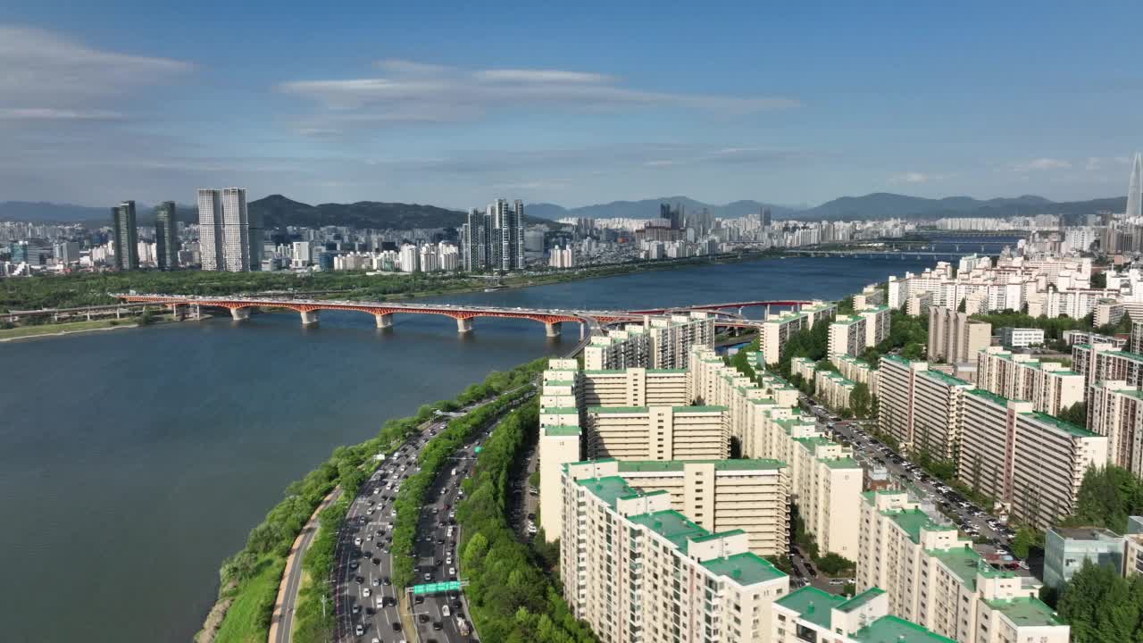 韩国首尔，城水大桥南端IC和奥林匹克高速公路/江南区和城东区附近的汉江城市景观视频下载
