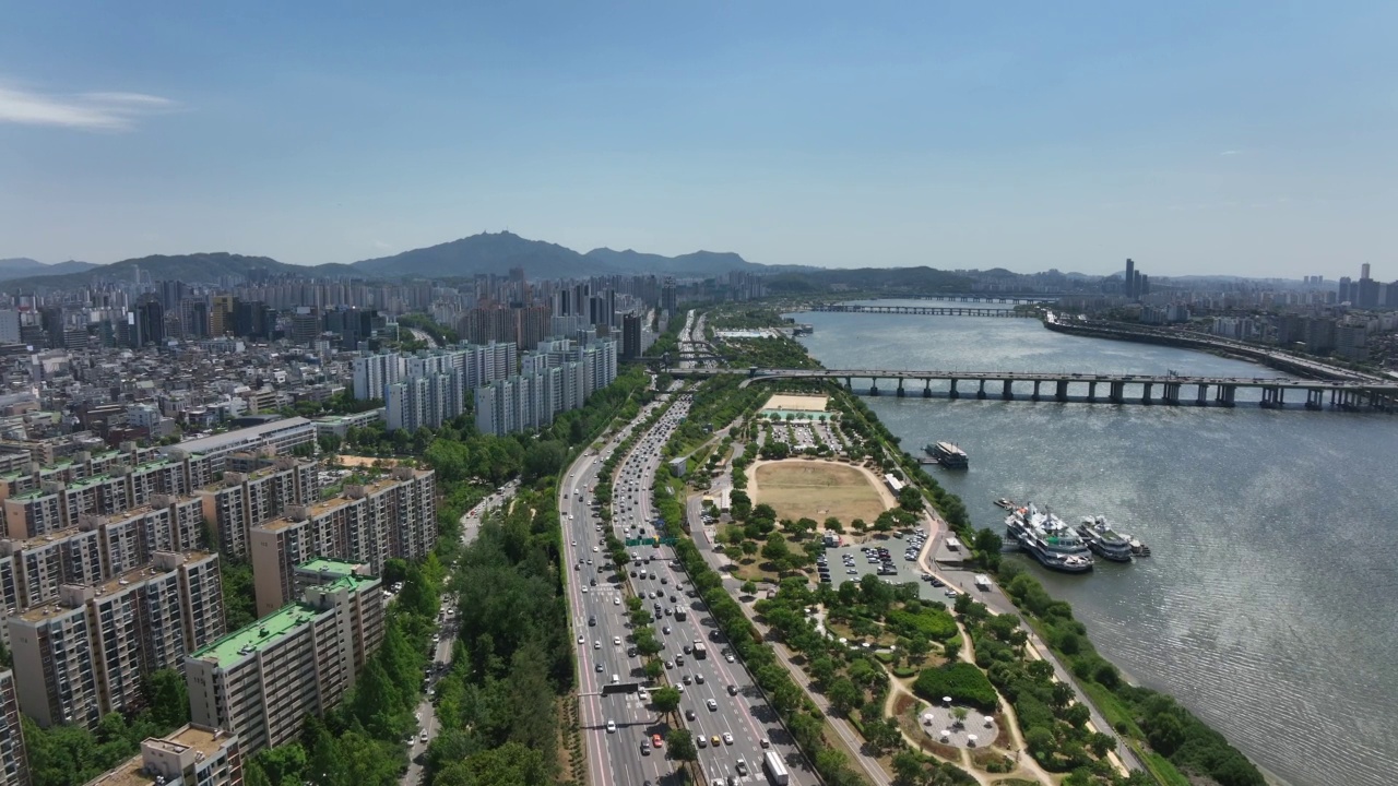 韩国首尔江南区汉江上汉南大桥和奥林匹克高速公路附近的城市景观视频下载