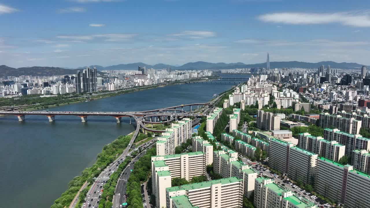 汉江-城水大桥南端IC和奥林匹克高速公路/韩国首尔江南区附近的城市景观视频下载