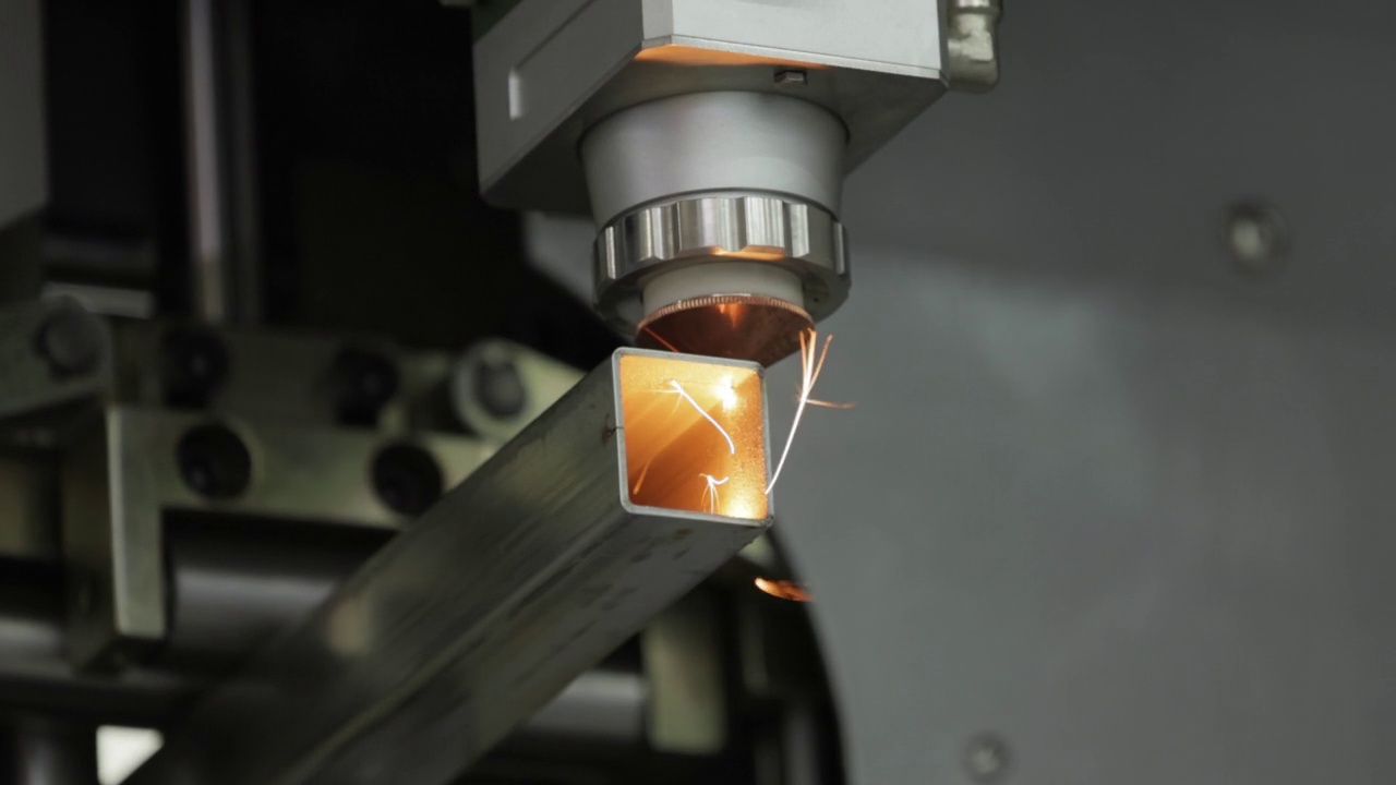 激光切割金属，现代工业技术。视频素材