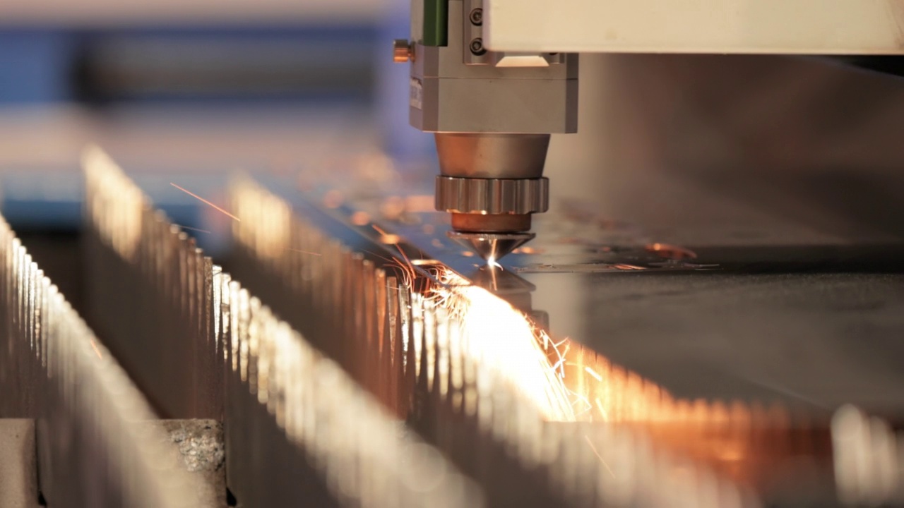 激光切割金属，现代工业技术。视频素材