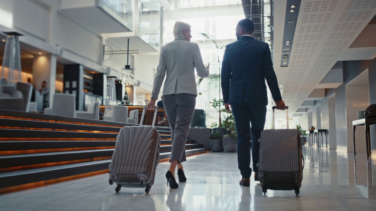 出差时，商务人士带着行李在机场乘国际航班去参加工作会议。工作旅行的男女员工在公司车间准备带包全球旅行视频下载
