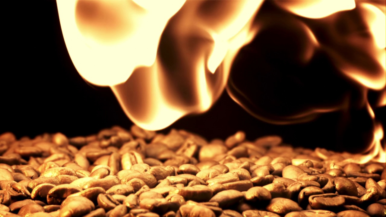 咖啡豆会燃烧。拍摄是1000帧/秒的慢动作。视频下载
