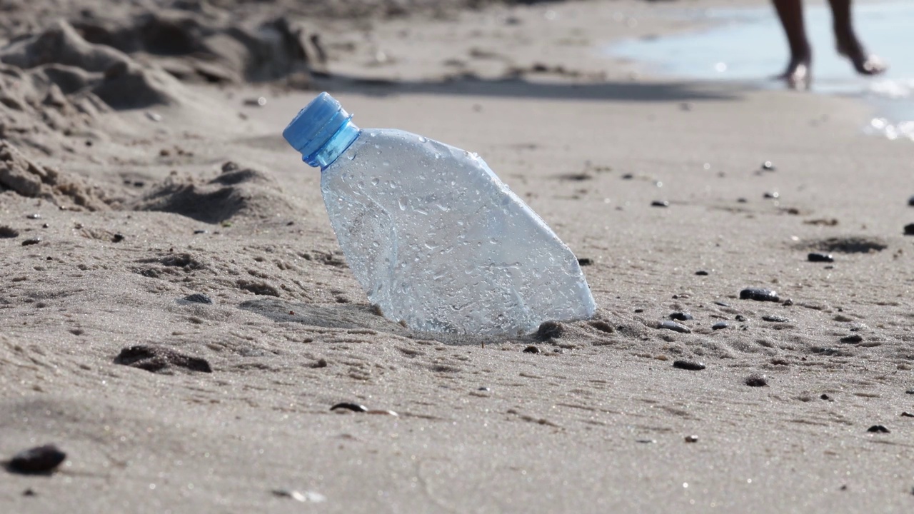对污染问题的漠不关心。塑料瓶在海边，微盘问题。视频下载