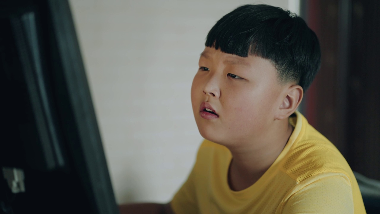 亚洲男孩使用电脑，儿童近视。视频素材