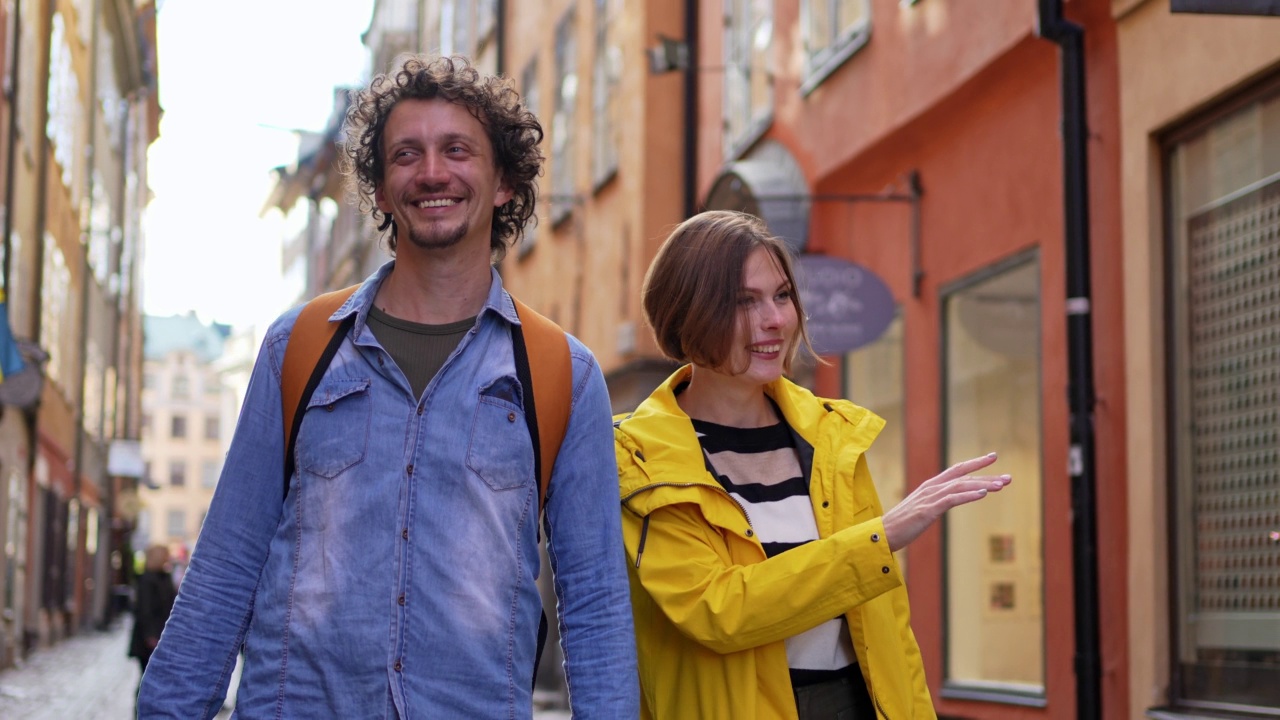 一对年轻的游客夫妇走在斯德哥尔摩的城市里视频下载