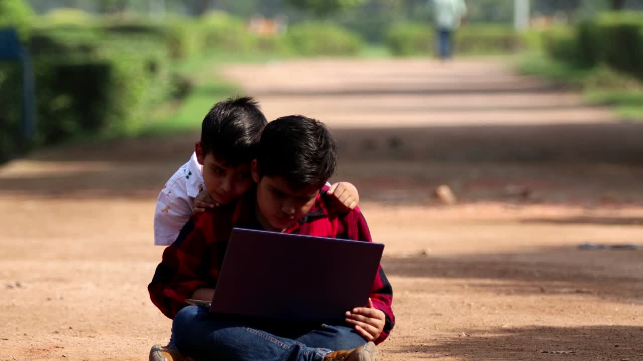 小学生一起在户外使用笔记本电脑视频素材