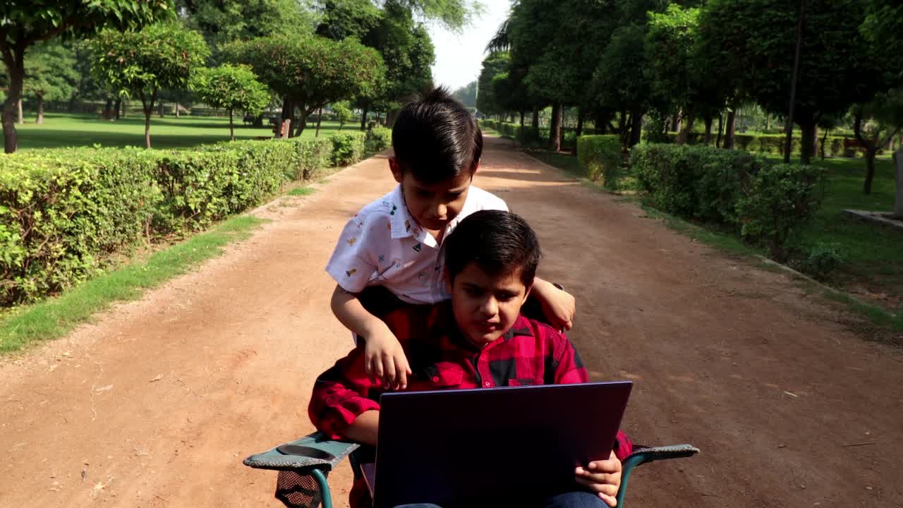 小学生一起在户外使用笔记本电脑视频素材