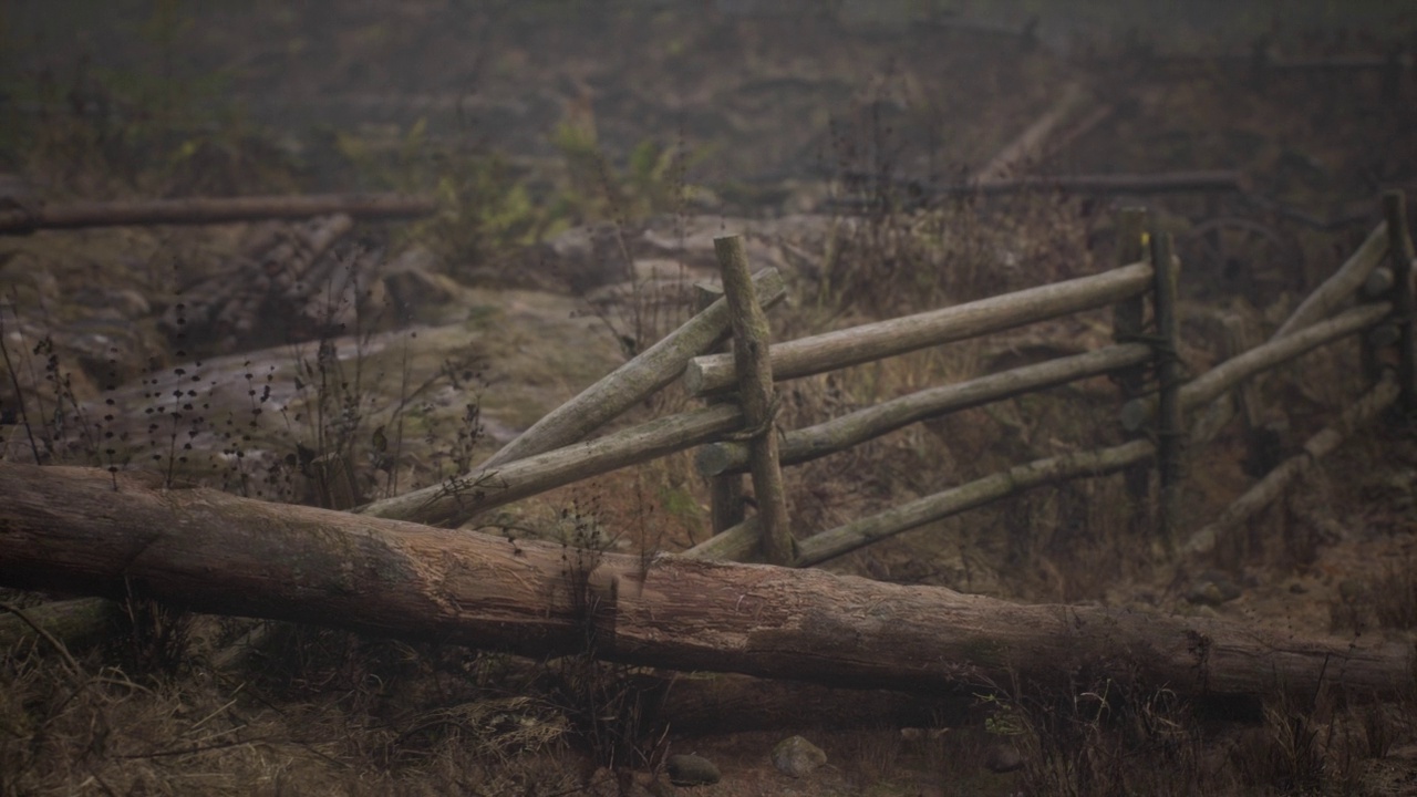 一道古老的木栅栏，后面是一片乡间田野视频素材