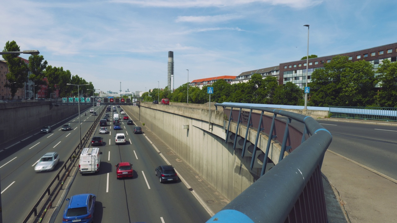 德国高速公路上的交通视频素材