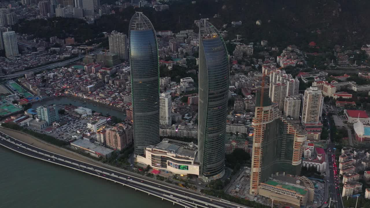 日落后城市摩天大楼的航拍照片视频下载