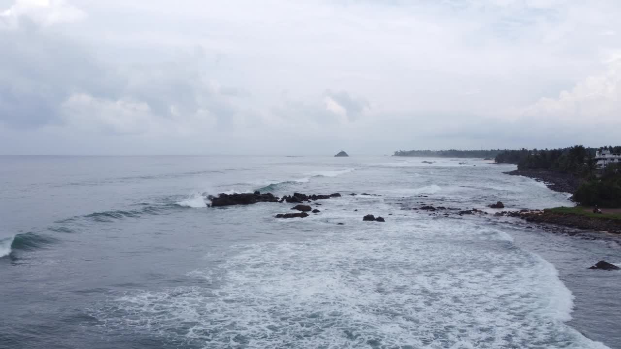航拍翠绿的大海和大泡沫的海浪。印度洋。Dikwella海滩。斯里兰卡视频素材