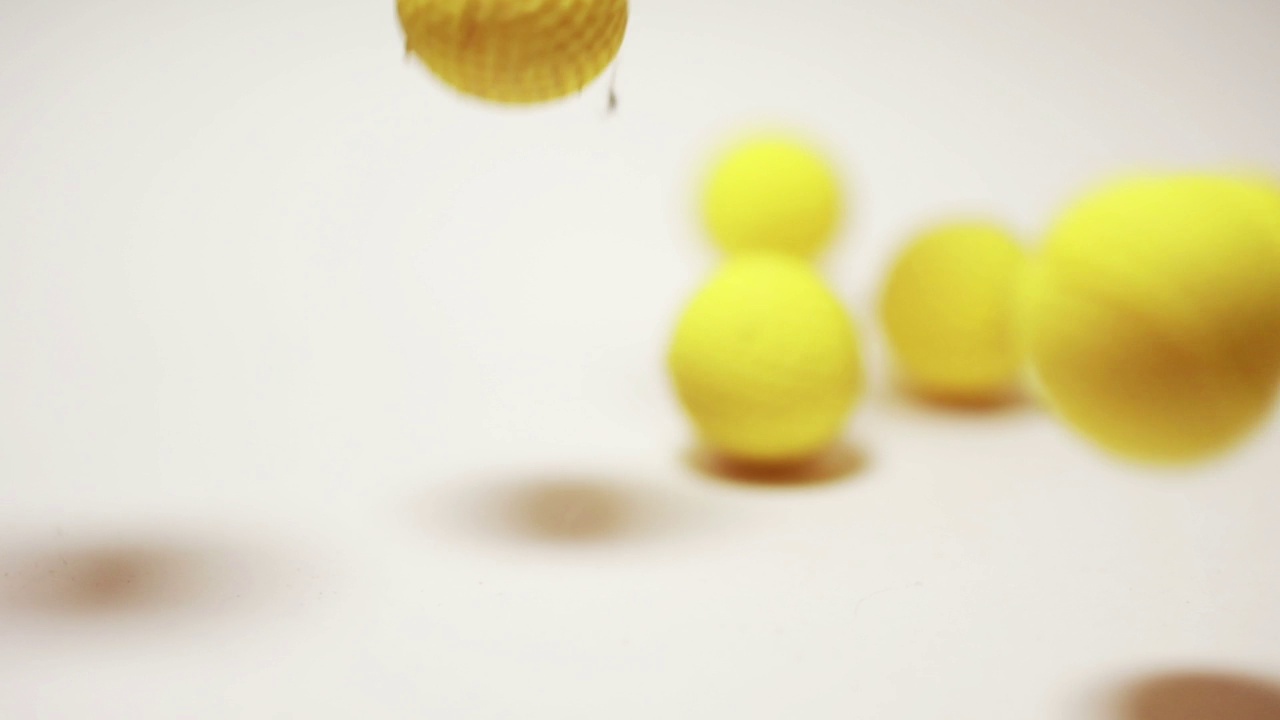 落下许多黄色的球，弹跳着视频素材