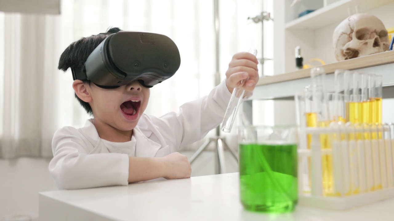 亚洲男孩使用VR眼镜技术在学校实验室虚拟混合化学液体。用3d虚拟技术学习化学课的青年科学家。视频下载