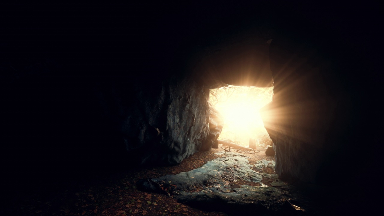 巨大的黑暗洞穴和来自丛林的阳光视频下载
