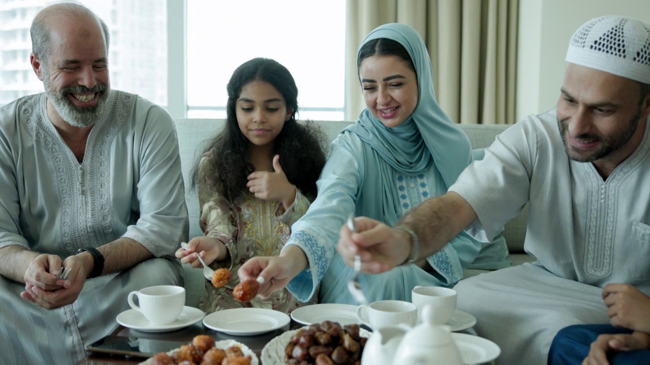 快乐的中东家庭一起在客厅里享受茶时光视频下载