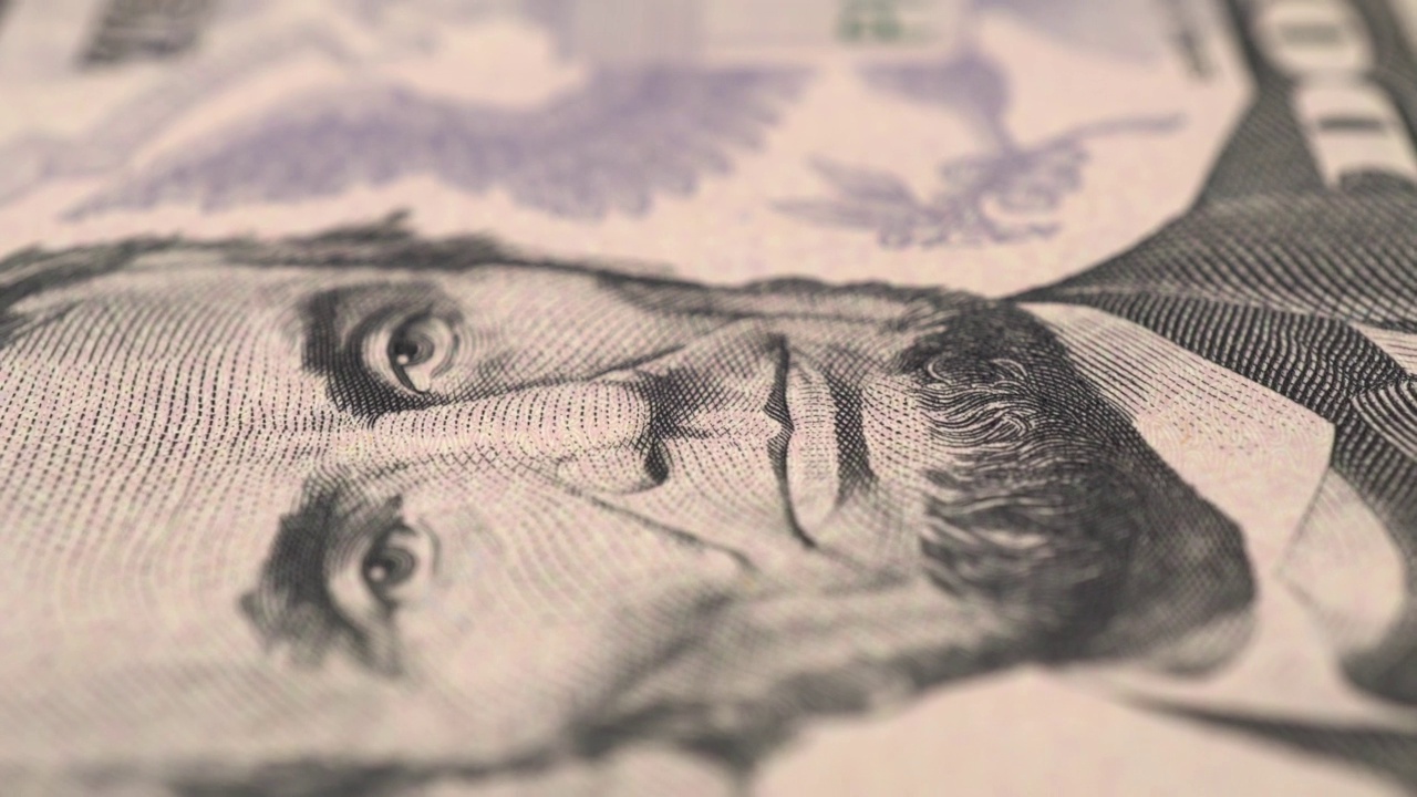 幻灯片的详细宏观纹理的美元纸币。缓慢的多莉。部分美国钞票的详细视图。法定货币的概念。总统的肖像。视频素材