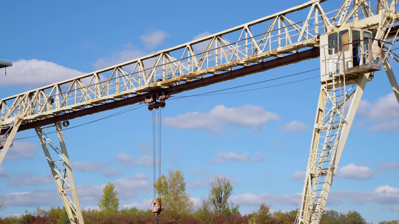 铁路上的高架起重机，金属管户外仓库视频下载