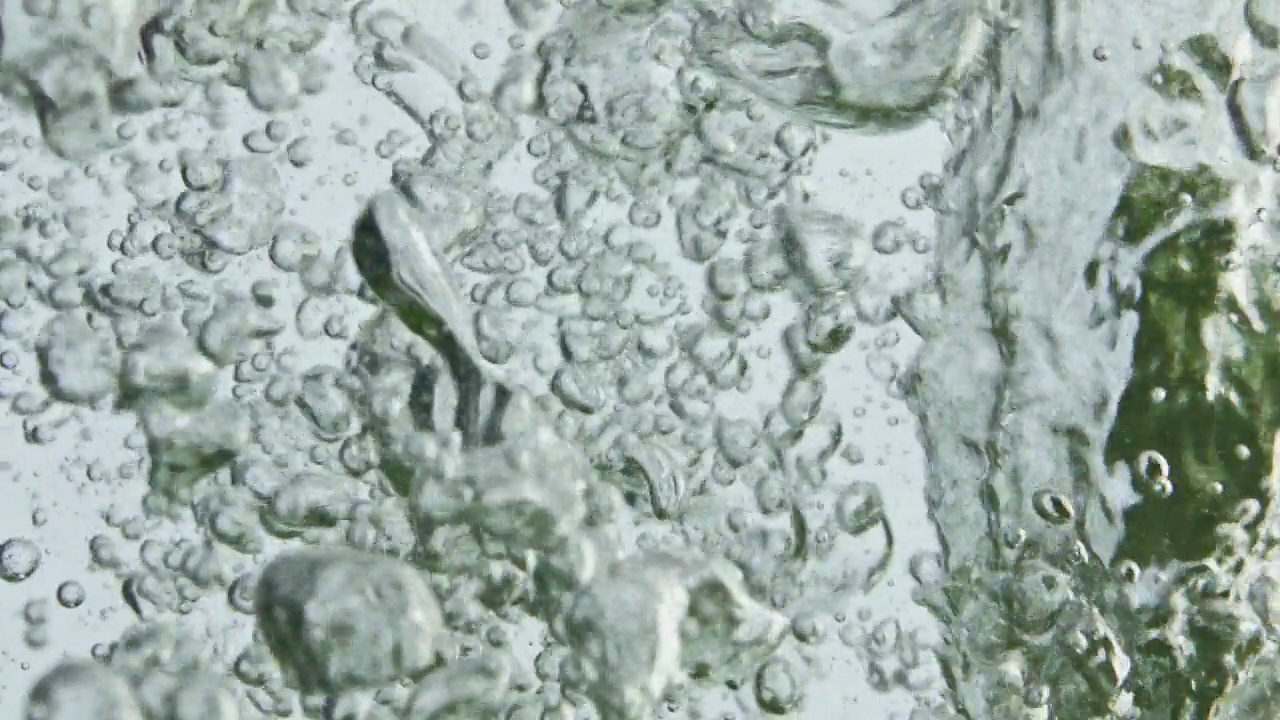 有机黄瓜溅水泡泡特写。美丽的烹饪商业视频素材