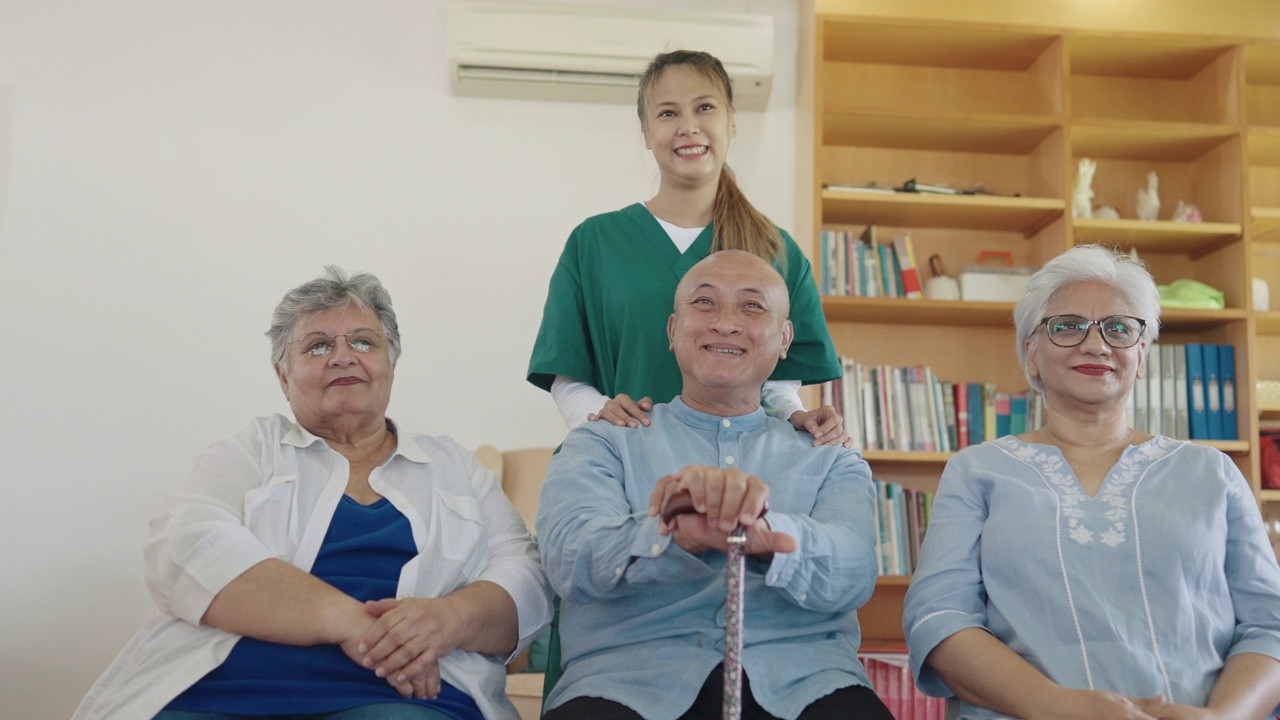 老年人积极情绪面部表情组和保健中心多代医生和治疗师视频下载