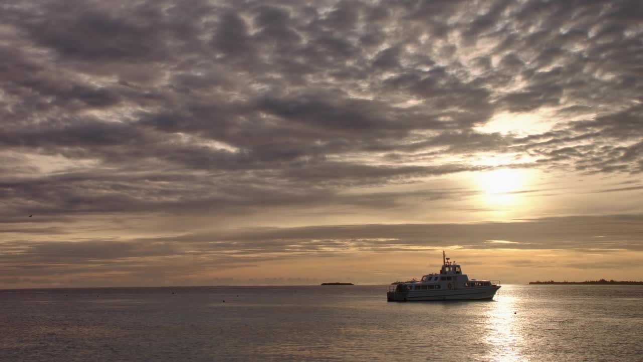 WS游艇的剪影在印度洋/ Lhaviyani环礁，马尔代夫视频素材