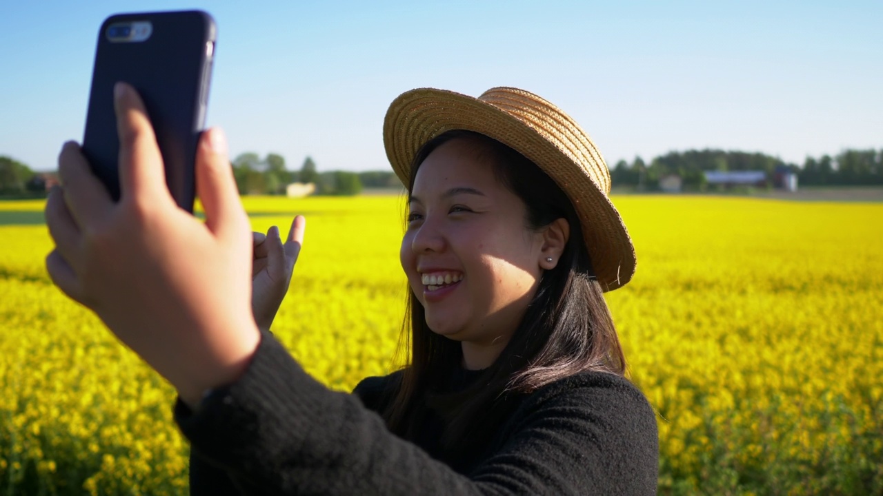 特写快乐的亚洲妇女在黄色场地视频通话视频下载