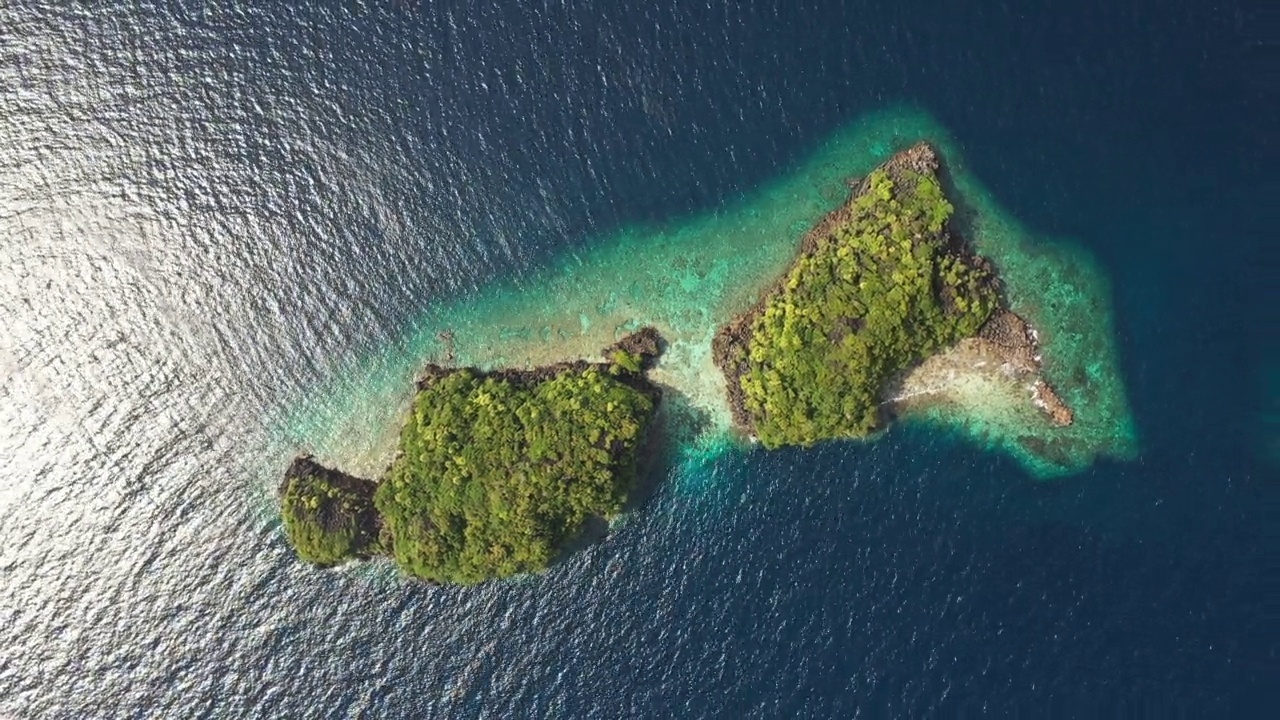 无人机鸟瞰图，喀斯特热带环礁岛屿在拉贾安帕，西巴布亚，印度尼西亚视频素材