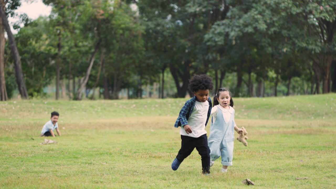 孩子们在公园里玩耍和奔跑视频素材