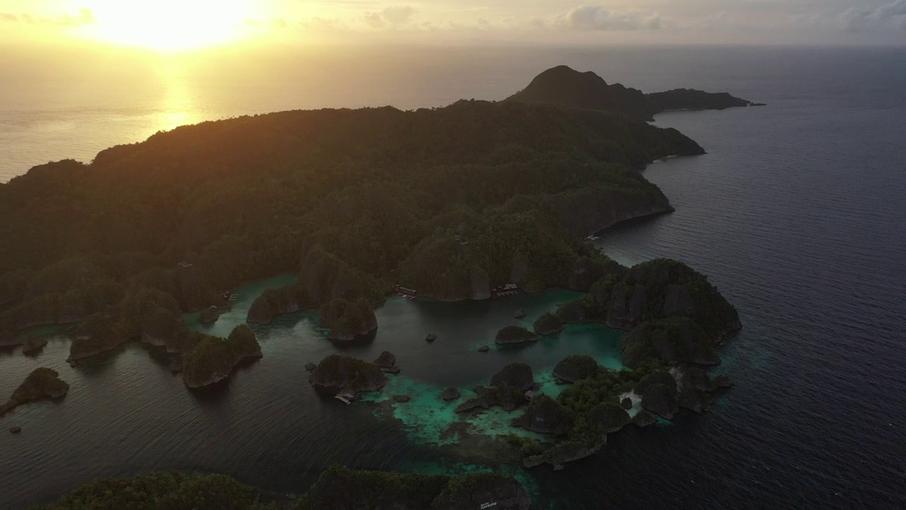 无人机鸟瞰图，喀斯特热带环礁岛屿在拉贾安帕，西巴布亚，印度尼西亚视频素材