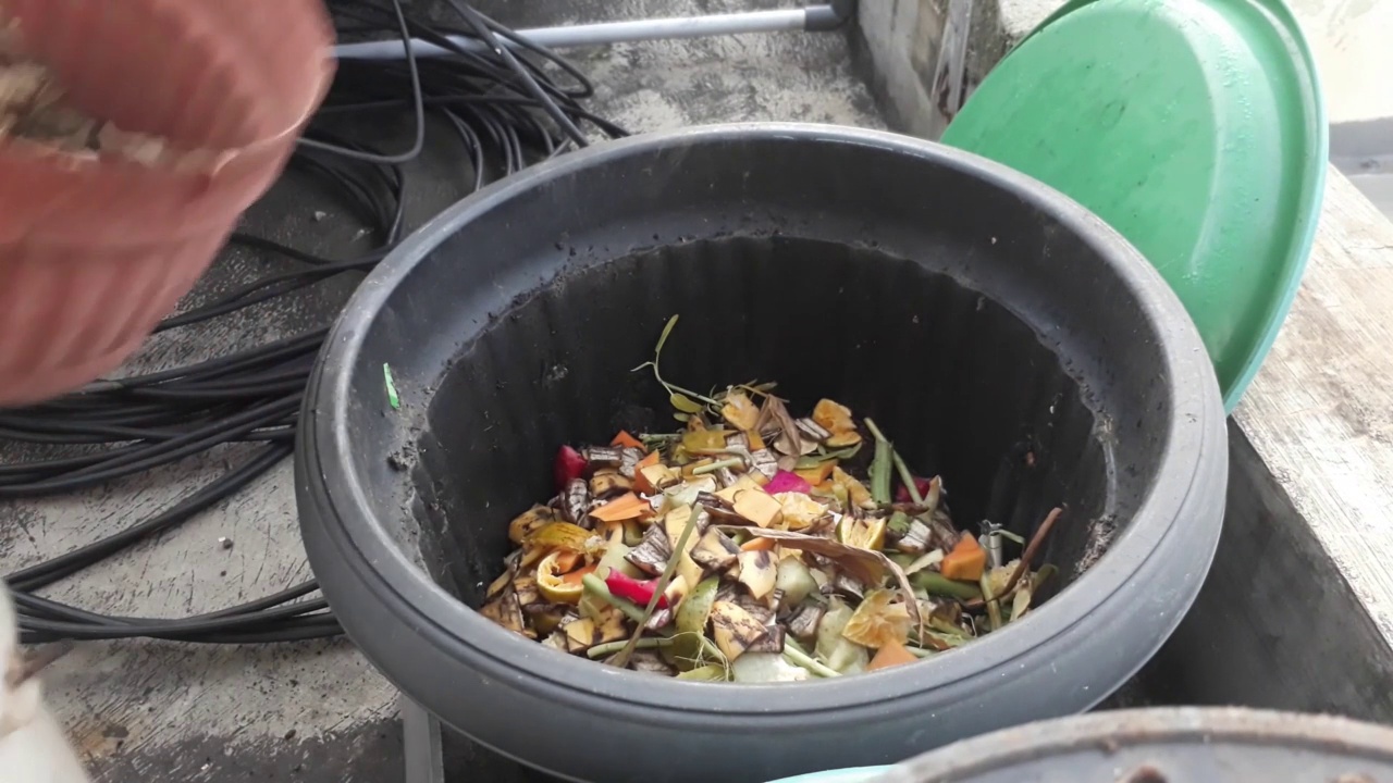 用有机废物、水果和蔬菜制作堆肥视频素材