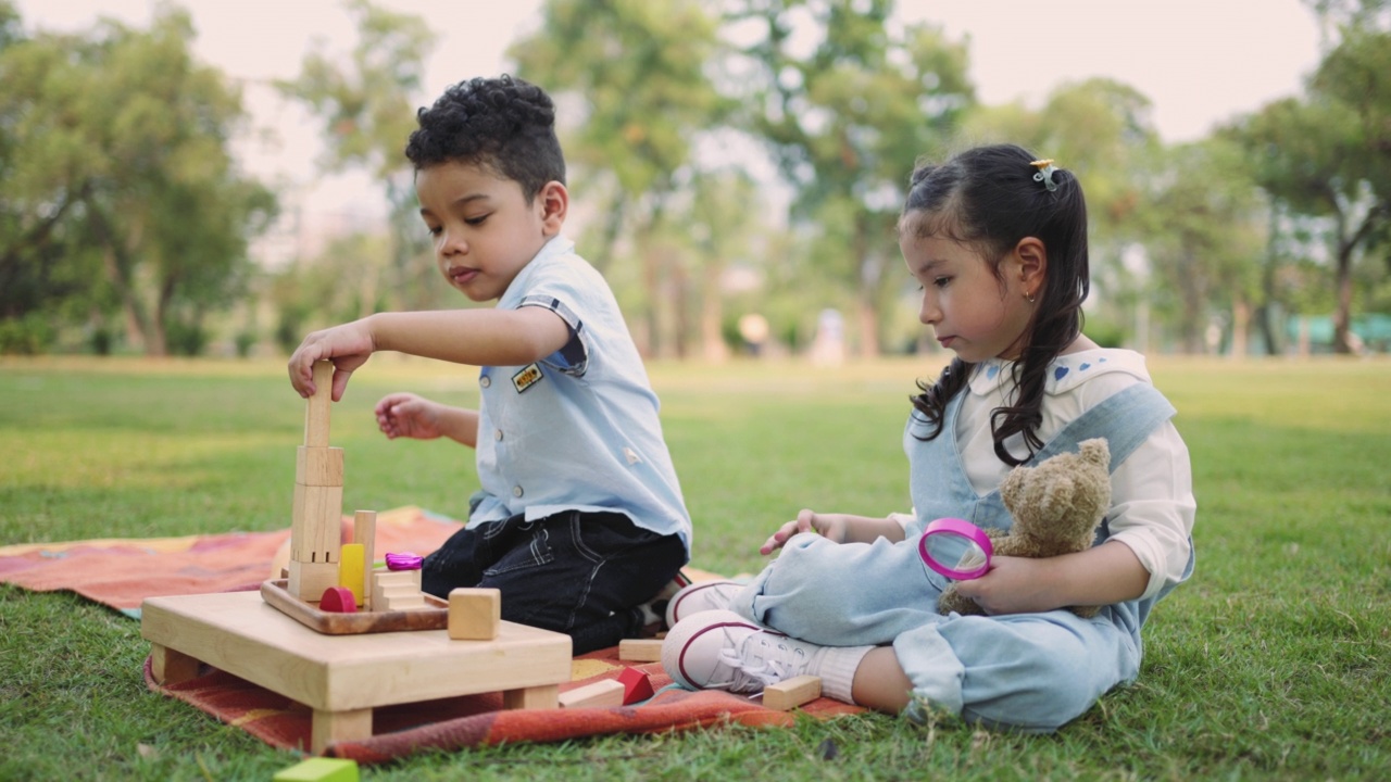 一群儿童在公园玩玩具视频素材
